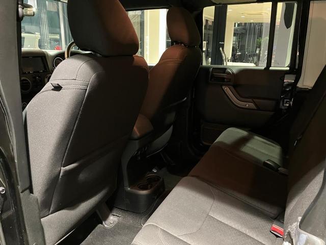 ジープ・ラングラーアンリミテッド スポーツ 認定中古車 認定中古車保証 サイドステップ 純正ホイール バックモニター フロントフォグランプ V型6気筒エンジン ETC 夏タイヤ プライバシーガラス(24枚目)
