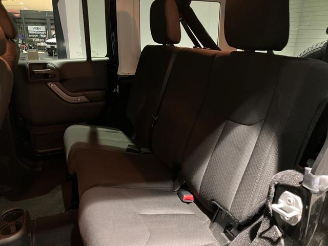 ジープ・ラングラーアンリミテッド スポーツ 認定中古車 認定中古車保証 サイドステップ 純正ホイール バックモニター フロントフォグランプ V型6気筒エンジン ETC 夏タイヤ プライバシーガラス(25枚目)