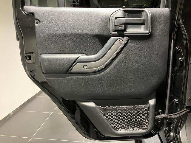 ジープ・ラングラーアンリミテッド スポーツ 認定中古車 認定中古車保証 サイドステップ 純正ホイール バックモニター フロントフォグランプ V型6気筒エンジン ETC 夏タイヤ プライバシーガラス(26枚目)