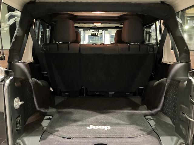 ジープ・ラングラーアンリミテッド スポーツ 認定中古車 認定中古車保証 サイドステップ 純正ホイール バックモニター フロントフォグランプ V型6気筒エンジン ETC 夏タイヤ プライバシーガラス(27枚目)