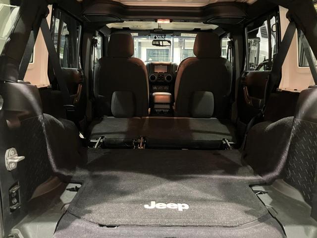 ジープ・ラングラーアンリミテッド スポーツ 認定中古車 認定中古車保証 サイドステップ 純正ホイール バックモニター フロントフォグランプ V型6気筒エンジン ETC 夏タイヤ プライバシーガラス(28枚目)