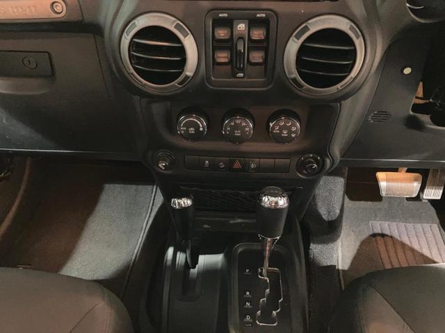 ジープ・ラングラーアンリミテッド スポーツ 認定中古車 認定中古車保証 サイドステップ 純正ホイール バックモニター フロントフォグランプ V型6気筒エンジン ETC 夏タイヤ プライバシーガラス(31枚目)