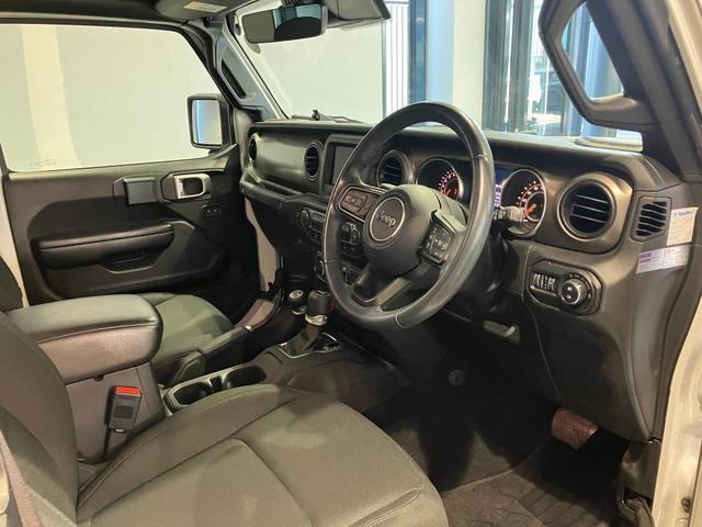 黒色のファブリックシートを使用しております。