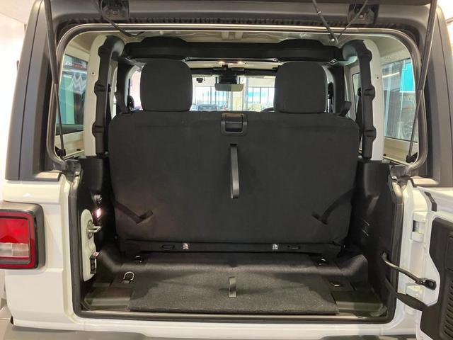 ラゲッジスペースです。ラングラーは、天井とラゲッジスペースにスピーカーがございますので、音楽も楽しめます♪