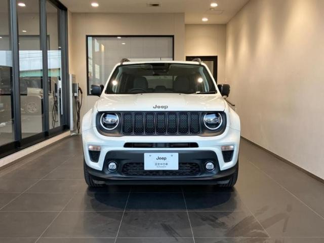 ジープ・レネゲード アルティテュード　ｅ－ハイブリッド　Ｊｅｅｐレネゲード　マイルドハイブリット　試乗車　グレー系　ＡＣＣ　ＥＴＣ２．０　バックモニター　認定中古車　フロントシートヒーター　ステアリングヒーター　運転席パワーシート（6枚目）