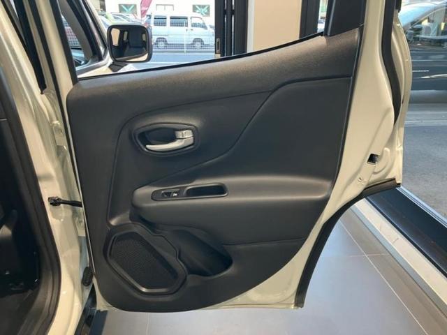 ジープ・レネゲード アルティテュード　ｅ－ハイブリッド　Ｊｅｅｐレネゲード　マイルドハイブリット　試乗車　グレー系　ＡＣＣ　ＥＴＣ２．０　バックモニター　認定中古車　フロントシートヒーター　ステアリングヒーター　運転席パワーシート（20枚目）