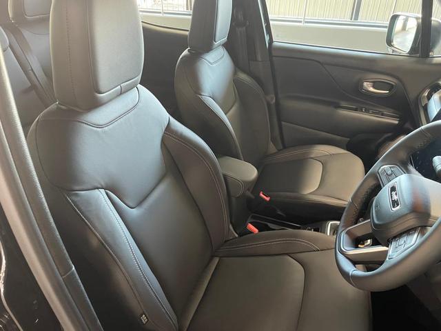 ジープ・レネゲード アルティテュード　ｅ－ハイブリッド　Ｊｅｅｐレネゲード　マイルドハイブリット　試乗車　グレー系　ＡＣＣ　ＥＴＣ２．０　バックモニター　認定中古車　フロントシートヒーター　ステアリングヒーター　運転席パワーシート（16枚目）