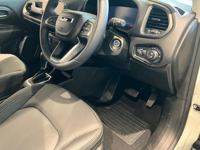 ジープ・レネゲード アルティテュード　ｅ－ハイブリッド　Ｊｅｅｐレネゲード　マイルドハイブリット　試乗車　グレー系　ＡＣＣ　ＥＴＣ２．０　バックモニター　認定中古車　フロントシートヒーター　ステアリングヒーター　運転席パワーシート（15枚目）