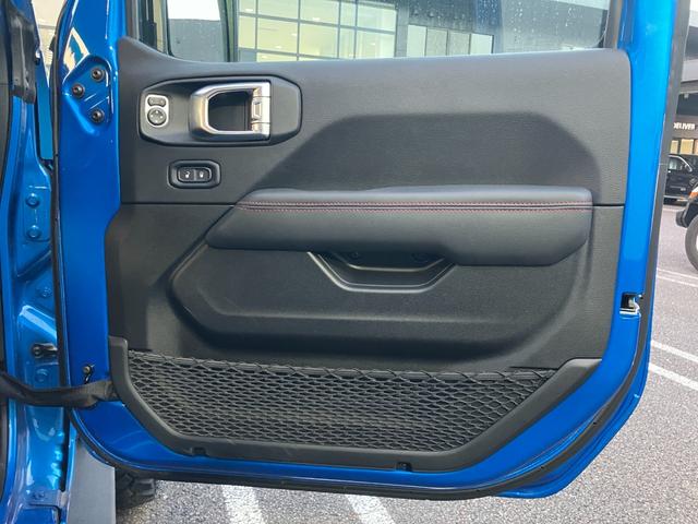 ジープ・グラディエーター ルビコン　グラディエーター　ハイドロブルー　ルビコン　試乗車　　レザーシート　前面衝突警報　バックモニター　Ｖ型６気筒　ＬＥＤライト　サブウーハー付アルパイン製プレミアムスピーカー（17枚目）