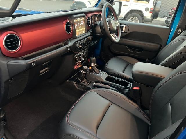 ジープ・グラディエーター ルビコン　グラディエーター　ハイドロブルー　ルビコン　試乗車　　レザーシート　前面衝突警報　バックモニター　Ｖ型６気筒　ＬＥＤライト　サブウーハー付アルパイン製プレミアムスピーカー（18枚目）