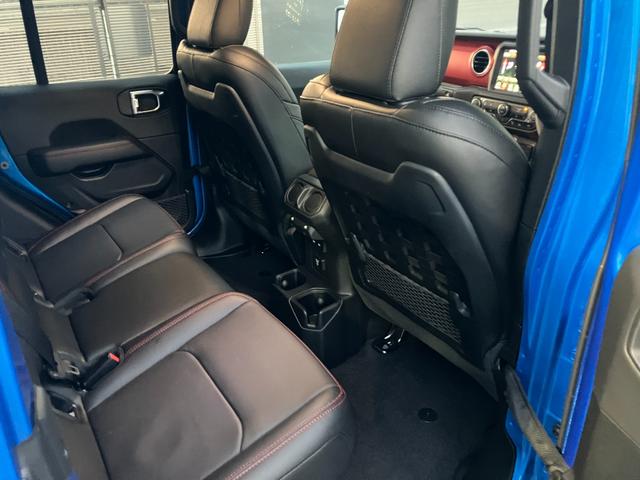 ジープ・グラディエーター ルビコン　グラディエーター　ハイドロブルー　ルビコン　試乗車　　レザーシート　前面衝突警報　バックモニター　Ｖ型６気筒　ＬＥＤライト　サブウーハー付アルパイン製プレミアムスピーカー（21枚目）