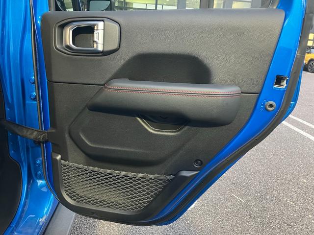 ジープ・グラディエーター ルビコン　グラディエーター　ハイドロブルー　ルビコン　試乗車　　レザーシート　前面衝突警報　バックモニター　Ｖ型６気筒　ＬＥＤライト　サブウーハー付アルパイン製プレミアムスピーカー（23枚目）