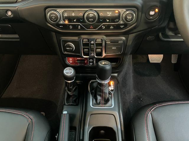 ジープ・グラディエーター ルビコン　グラディエーター　ハイドロブルー　ルビコン　試乗車　　レザーシート　前面衝突警報　バックモニター　Ｖ型６気筒　ＬＥＤライト　サブウーハー付アルパイン製プレミアムスピーカー（32枚目）