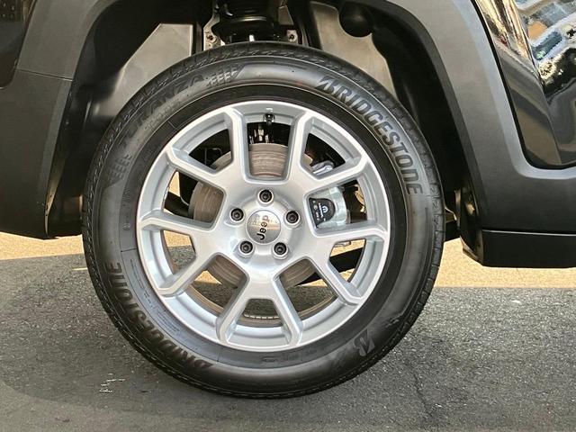 ジープ・レネゲード アルティテュード　ｅ－ハイブリッド　Ｊｅｅｐレネゲード　マイルドハイブリット　試乗車　グレー系　ＡＣＣ　ＥＴＣ２．０　バックモニター　認定中古車　フロントシートヒーター　ステアリングヒーター　運転席パワーシート（12枚目）