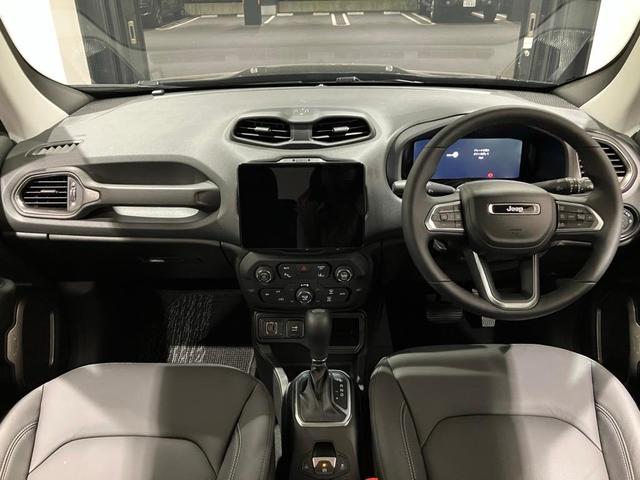 ジープ・レネゲード アルティテュード　ｅ－ハイブリッド　Ｊｅｅｐレネゲード　マイルドハイブリット　試乗車　グレー系　ＡＣＣ　ＥＴＣ２．０　バックモニター　認定中古車　フロントシートヒーター　ステアリングヒーター　運転席パワーシート（14枚目）