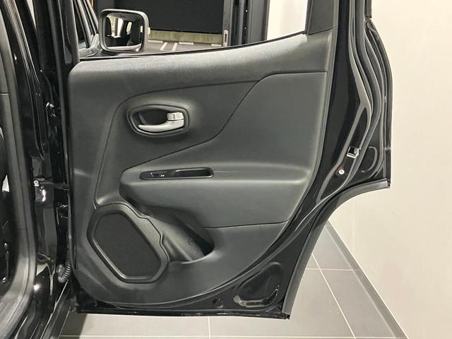 ジープ・レネゲード アルティテュード　ｅ－ハイブリッド　Ｊｅｅｐレネゲード　マイルドハイブリット　試乗車　グレー系　ＡＣＣ　ＥＴＣ２．０　バックモニター　認定中古車　フロントシートヒーター　ステアリングヒーター　運転席パワーシート（19枚目）