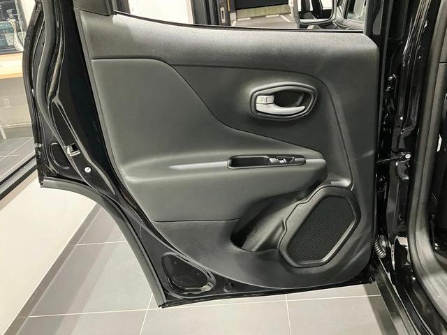 ジープ・レネゲード アルティテュード　ｅ－ハイブリッド　Ｊｅｅｐレネゲード　マイルドハイブリット　試乗車　グレー系　ＡＣＣ　ＥＴＣ２．０　バックモニター　認定中古車　フロントシートヒーター　ステアリングヒーター　運転席パワーシート（25枚目）