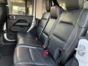 後部座席も広いのでゆったりと座って頂けますし、シートも疲れにくい固めの素材となっている為、旅行なども快適です。