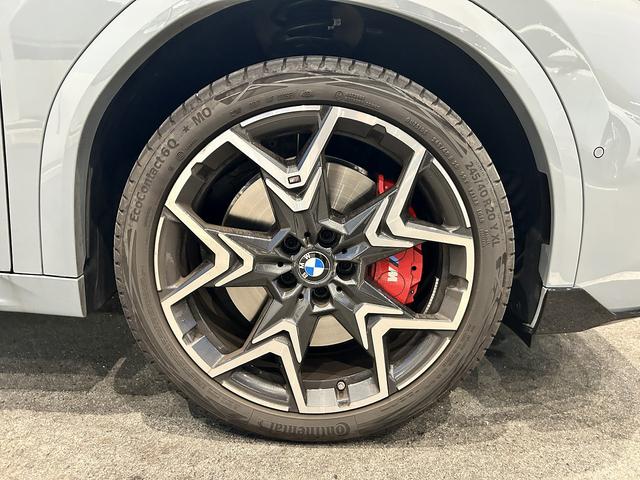 �^�]�̂��₷�����l���āA�h���C�o�[���ɏ����X����ꂽ�C���p�l�B�q��@�̃R�N�s�b�g�̂悤�ȃf�U�C���ƃI�����W�F�̖�ԏƖ��͉^�]�̊y������ǋ�����a�l�v�̓`���̃J�^�`�ł��B