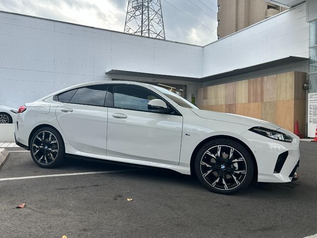 ウォータースポットが出来にくい親水性コートは強さに応じて３種類、【ミラーフィニッシュ】【同スーパー】【同プレミアム】がございます。コーティングは下地処理が肝心、確かな技術で施工します、お任せ下さい！