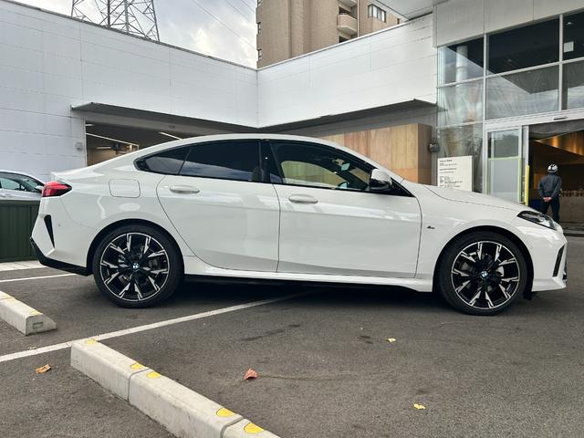 弊社は履歴に責任が持てないオークション仕入れを行っておらず、自社で直接仕入れた車輌のみ！またサービス工場を併設したお店となっており、迅速に対応させていただいております。安心の中古車はぜひヤナセＢＭＷで