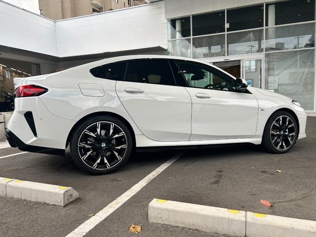 整備費用は車両本体価格に含まれておりますのでヤナセの入念な整備でさらなる安心を。さらに保証付のクルマは保証料も本体価格に含まれております。整備、保証の有無、諸費用まで含めた総合価格でご検討ください！