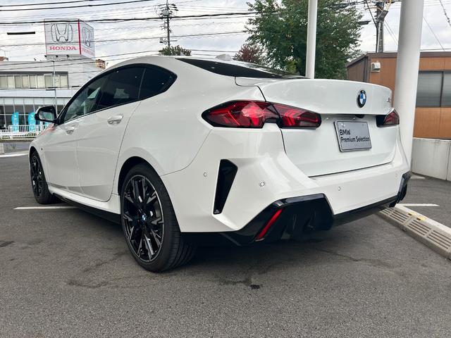 シートの良さもＢＭＷの特徴の一つ。長年にわたるヨーロッパの椅子文化により疲労が少ないカタチ、材質、硬さなどを追求。きちんと造りこまれた椅子は運転に集中でき、座るたびにドライビングの歓びが味わえます。