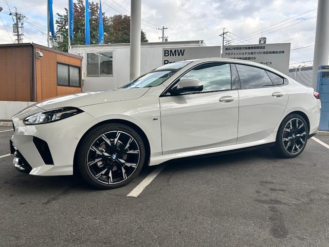 運転のしやすさを考えて、ドライバー側に少し傾けられたインパネ。航空機のコクピットのようなデザインとオレンジ色の夜間照明は運転の楽しさを追求するＢＭＷの伝統のカタチです。