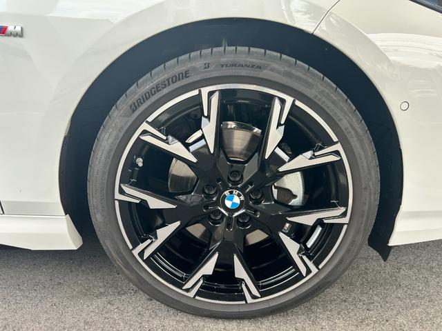 容量十分のトランクルーム。お仕事やお買い物にご旅行はもちろんの事、リヤシートのロックを簡単に解除できラゲージ・ルームを広げることが出来るので、ゴルフバックなども積み込みできます♪♪