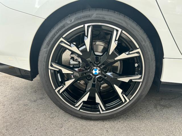 折り畳み式のバックレストを倒すと広がるラゲージ・ルームは、長尺もののお荷物もスムーズに収納できますし、リアシートと一緒に両方倒せば使い方がもっと広がります！