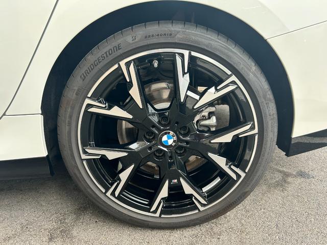 お洒落は脚元から、デザイン性の良いＢＭＷのアロイホイールはクルマの雰囲気をよりスポーティに、よりエレガントに演出。もちろん強度も十分で安心。