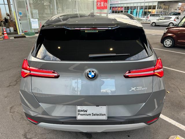 シートの良さもＢＭＷの特徴の一つ。長年にわたるヨーロッパの椅子文化により疲労が少ないカタチ、材質、硬さなどを追求。きちんと造りこまれた椅子は運転に集中でき、座るたびにドライビングの歓びが味わえます。