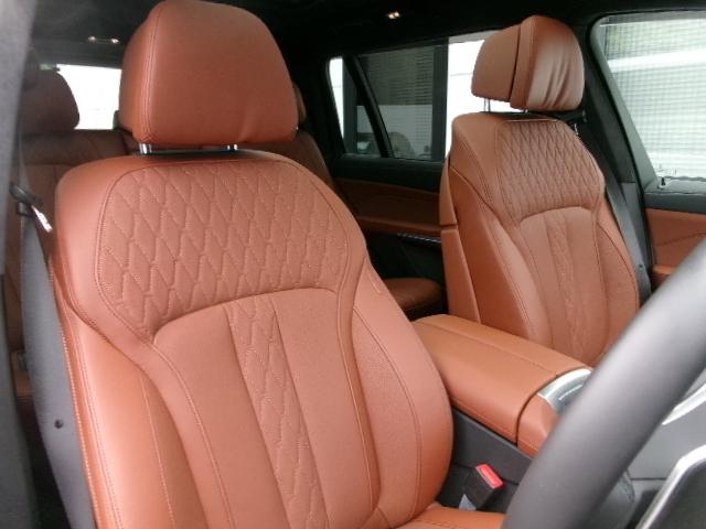 Ｘ７ ｘＤｒｉｖｅ　４０ｄ　Ｍスポーツ　２２ＡＷ　スカイラウンジ　タルトゥーフォ革　７人乗り　パノラマガラスサンルーフ　ハーマンカードン　温冷カップホルダー　ブラックキドニーグリル　カーボンドアミラーカバー　禁煙　１オーナー　認定中古車（3枚目）