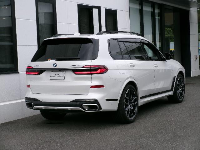 Ｘ７ ｘＤｒｉｖｅ　４０ｄ　Ｍスポーツ　２２ＡＷ　スカイラウンジ　タルトゥーフォ革　７人乗り　パノラマガラスサンルーフ　ハーマンカードン　温冷カップホルダー　ブラックキドニーグリル　カーボンドアミラーカバー　禁煙　１オーナー　認定中古車（4枚目）