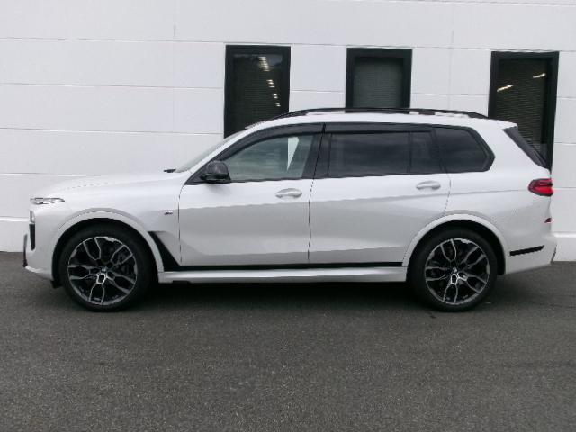Ｘ７ ｘＤｒｉｖｅ　４０ｄ　Ｍスポーツ　２２ＡＷ　スカイラウンジ　タルトゥーフォ革　７人乗り　パノラマガラスサンルーフ　ハーマンカードン　温冷カップホルダー　ブラックキドニーグリル　カーボンドアミラーカバー　禁煙　１オーナー　認定中古車（40枚目）