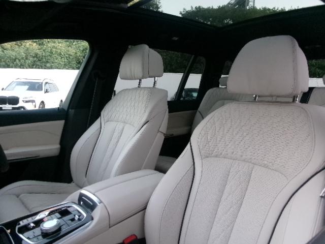 X7 M60i xDrive Individualボディカラーフローズンピュアグレー 23AW アイボリーホワイトメリノ革 パノラマガラスサンルーフ ハーマンカードン 温冷カップホルダー 7人乗り デモカー 認定中古車(3枚目)
