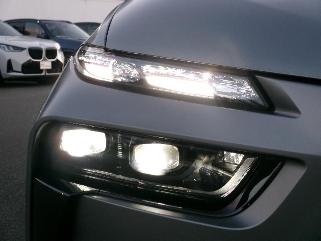 X7 M60i xDrive Individualボディカラーフローズンピュアグレー 23AW アイボリーホワイトメリノ革 パノラマガラスサンルーフ ハーマンカードン 温冷カップホルダー 7人乗り デモカー 認定中古車(6枚目)