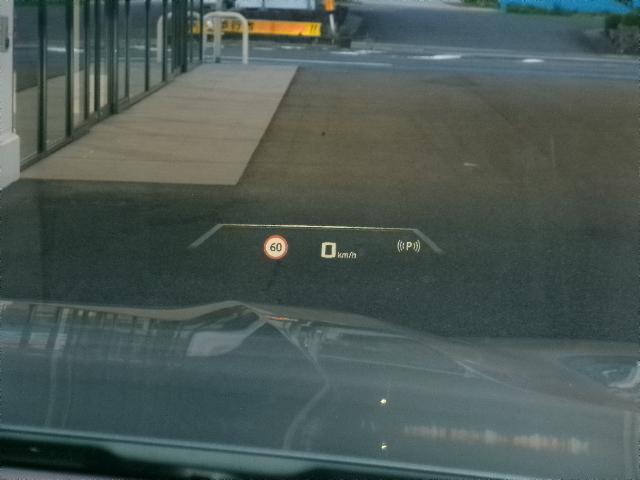 X7 M60i xDrive Individualボディカラーフローズンピュアグレー 23AW アイボリーホワイトメリノ革 パノラマガラスサンルーフ ハーマンカードン 温冷カップホルダー 7人乗り デモカー 認定中古車(11枚目)