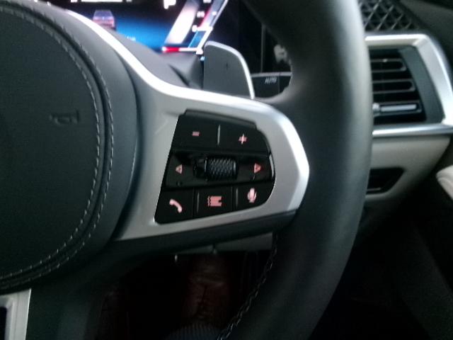 X7 M60i xDrive Individualボディカラーフローズンピュアグレー 23AW アイボリーホワイトメリノ革 パノラマガラスサンルーフ ハーマンカードン 温冷カップホルダー 7人乗り デモカー 認定中古車(15枚目)