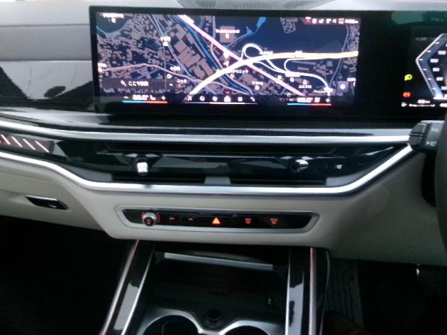 X7 M60i xDrive Individualボディカラーフローズンピュアグレー 23AW アイボリーホワイトメリノ革 パノラマガラスサンルーフ ハーマンカードン 温冷カップホルダー 7人乗り デモカー 認定中古車(19枚目)