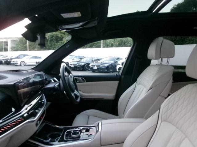 X7 M60i xDrive Individualボディカラーフローズンピュアグレー 23AW アイボリーホワイトメリノ革 パノラマガラスサンルーフ ハーマンカードン 温冷カップホルダー 7人乗り デモカー 認定中古車(23枚目)