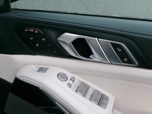 X7 M60i xDrive Individualボディカラーフローズンピュアグレー 23AW アイボリーホワイトメリノ革 パノラマガラスサンルーフ ハーマンカードン 温冷カップホルダー 7人乗り デモカー 認定中古車(24枚目)