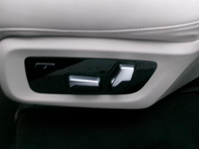 X7 M60i xDrive Individualボディカラーフローズンピュアグレー 23AW アイボリーホワイトメリノ革 パノラマガラスサンルーフ ハーマンカードン 温冷カップホルダー 7人乗り デモカー 認定中古車(26枚目)