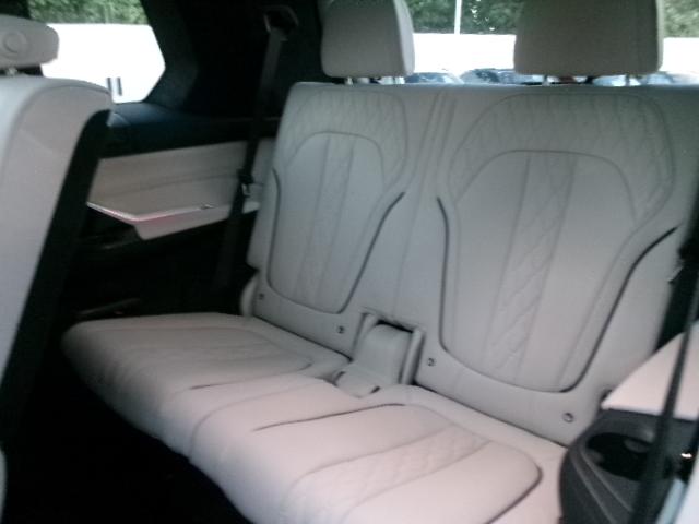 X7 M60i xDrive Individualボディカラーフローズンピュアグレー 23AW アイボリーホワイトメリノ革 パノラマガラスサンルーフ ハーマンカードン 温冷カップホルダー 7人乗り デモカー 認定中古車(28枚目)