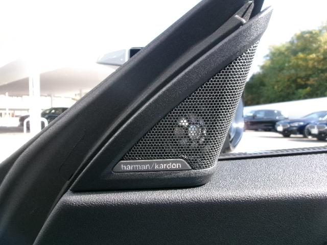 ハーマンカードンスピーカー付きです。