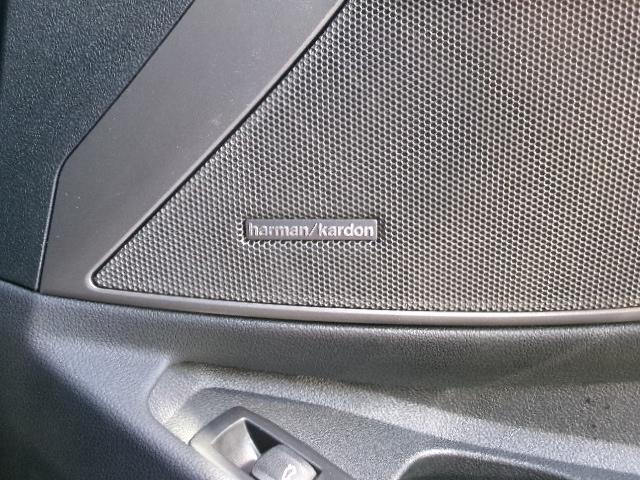 ハーマンカードンスピーカー付きです。