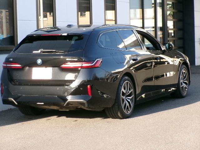 ｉ５ ｅＤｒｉｖｅ　４０ツーリング　Ｍスポーツ　２０ＡＷセレクトＰＫＧパノラマガラスサンルーフハーマンカードンカーブドディスプレイ純正ＨＤＤナビゲーション全方位カメラオートトランクデモカー認定中古車（4枚目）