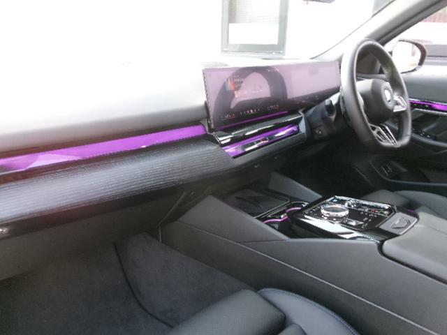 ｉ５ ｅＤｒｉｖｅ　４０ツーリング　Ｍスポーツ　２０ＡＷセレクトＰＫＧパノラマガラスサンルーフハーマンカードンカーブドディスプレイ純正ＨＤＤナビゲーション全方位カメラオートトランクデモカー認定中古車（33枚目）