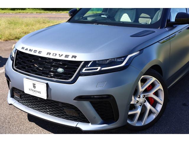 レンジローバーヴェラール ＳＶオートバイオグラフィーダイナミックエディション　５３台限定車　専用ボディカラー　ＳＶＯバイロンブルー（サテンフィニッシュ）専用２２インチ“スタイル５１１３”ＡＷ　専用ディスクブレーキ（フロント３９５ｍｍ径／リヤ３９６ｍｍ径）アクティブ・エキゾースト（25枚目）