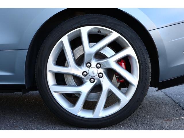 レンジローバーヴェラール ＳＶオートバイオグラフィーダイナミックエディション　５３台限定車　専用ボディカラー　ＳＶＯバイロンブルー（サテンフィニッシュ）専用２２インチ“スタイル５１１３”ＡＷ　専用ディスクブレーキ（フロント３９５ｍｍ径／リヤ３９６ｍｍ径）アクティブ・エキゾースト（42枚目）